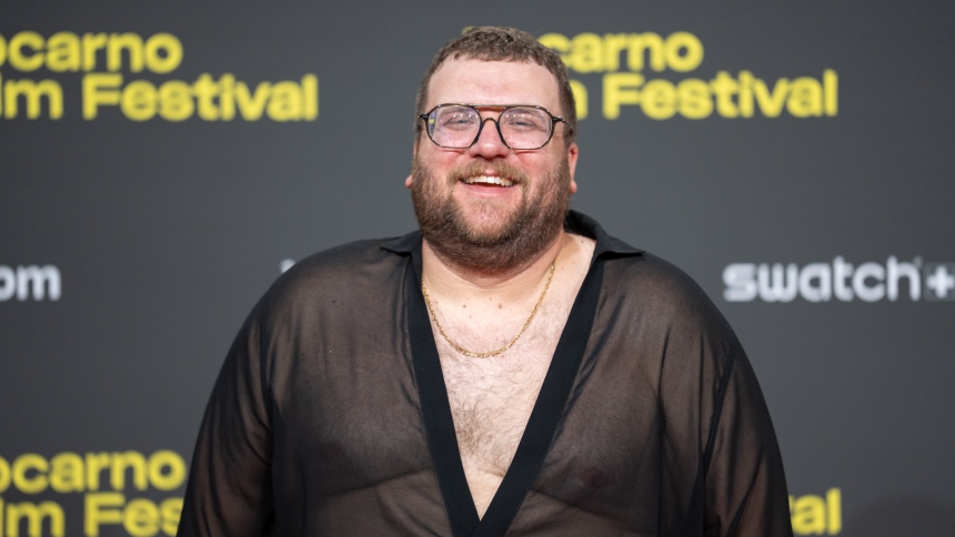 Locarno 2025 Interview: FOLLIES Director Éric K. Boulianne Talks Non-Monogamy, Fake Bushes, and That EYES WIDE SHUT Orgy Scene